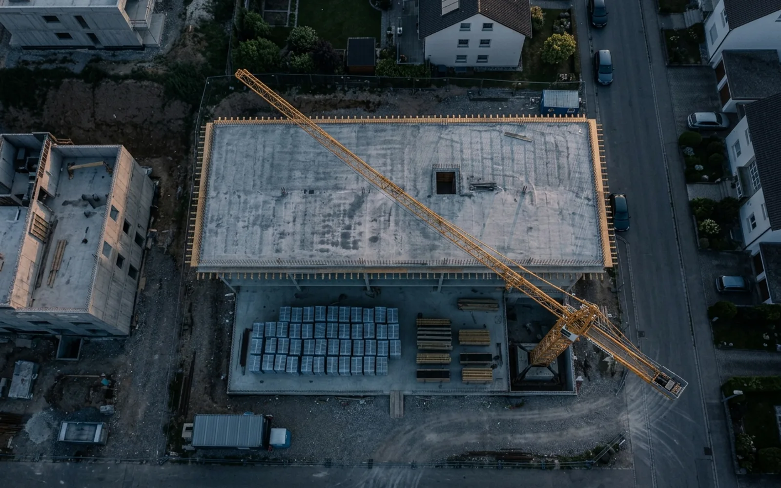 Baustelle mit Kran und Rohbau senkrecht von oben, Drohnenaufnahme